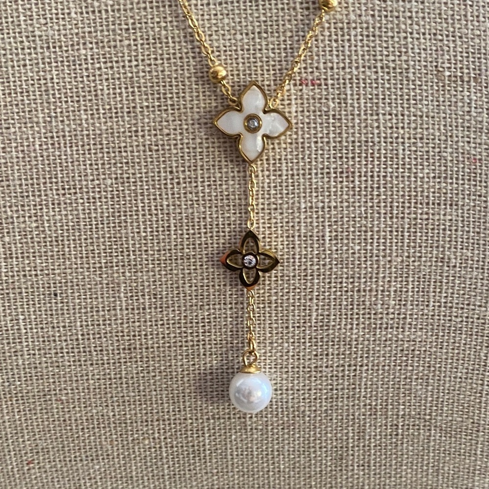 Elegant Gold and White Pearl Necklace - Picture 4 of 4